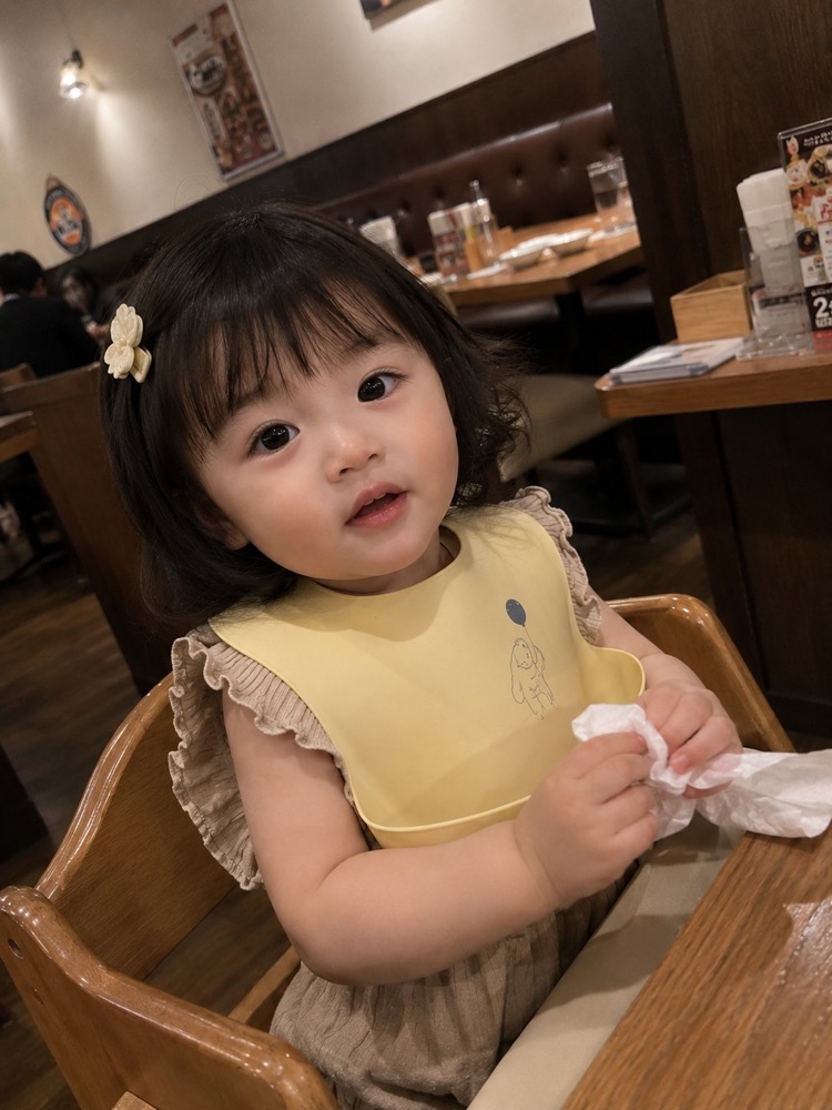 生成图：家庭餐厅幼儿抓拍摄影 1