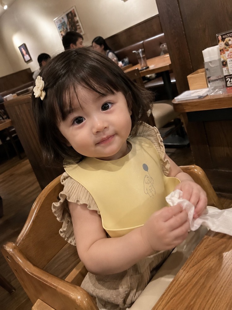 生成图：家庭餐厅幼儿抓拍摄影 2