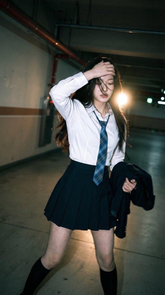 生成图：停车场电影感抓拍人像提示词 03