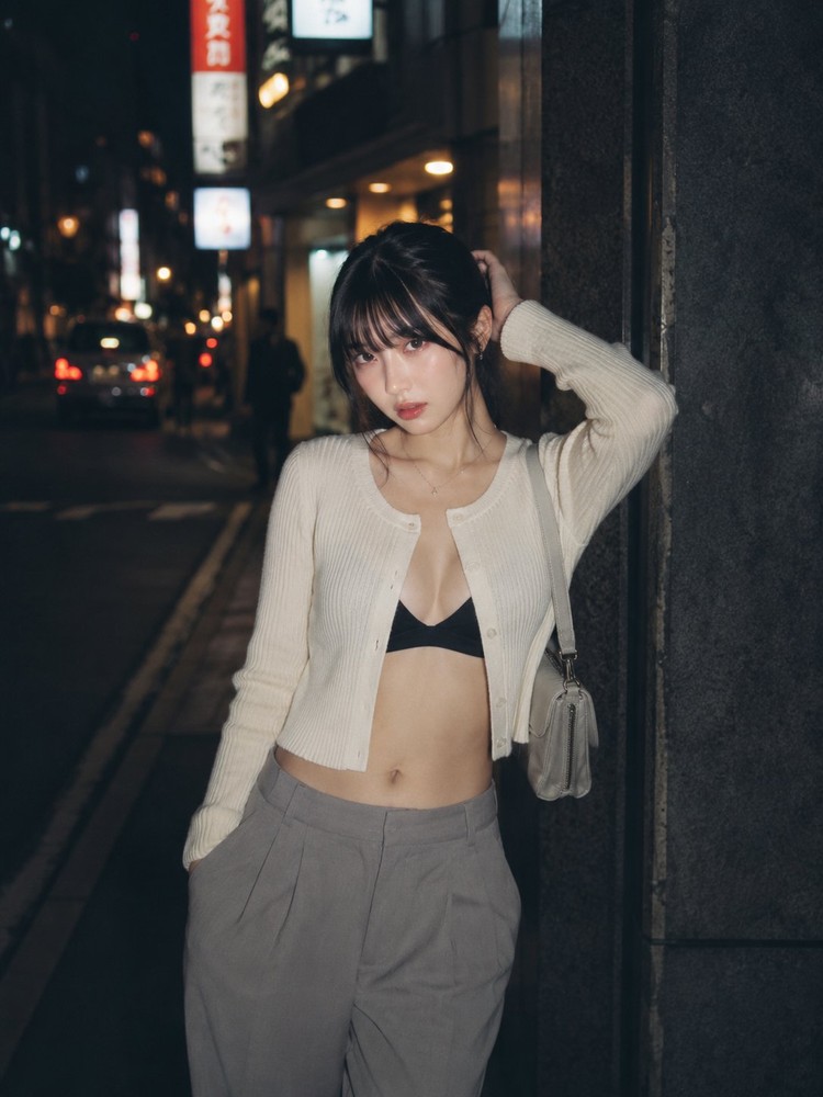 生成图：夜路地白色开衫街头写真提示词