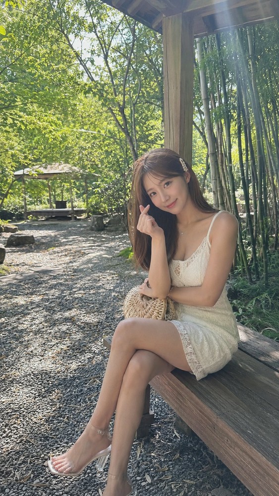 生成图：竹林庭院白裙写真参考