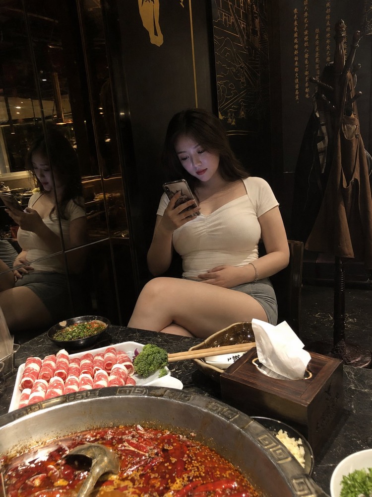 生成图：火锅店手机抓拍人像提示词