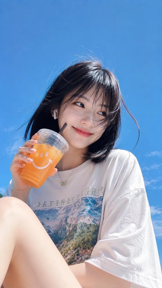 生成图：彩色图案 T 恤生活方式人像提示词 02