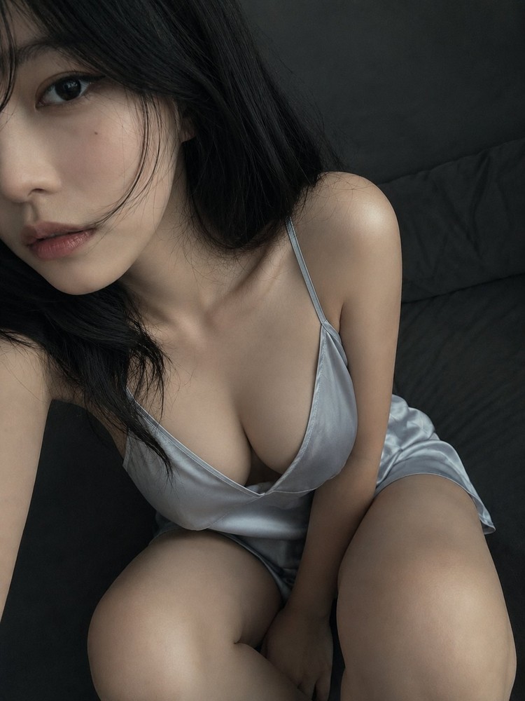生成图：高角度裁切手机自拍人像提示词