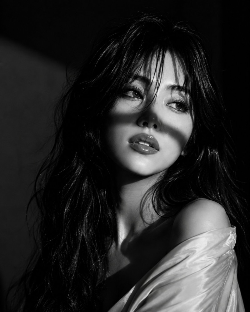 生成图：黑白 Vogue 编辑人像 01