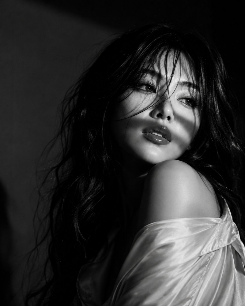 生成图：黑白 Vogue 编辑人像 02