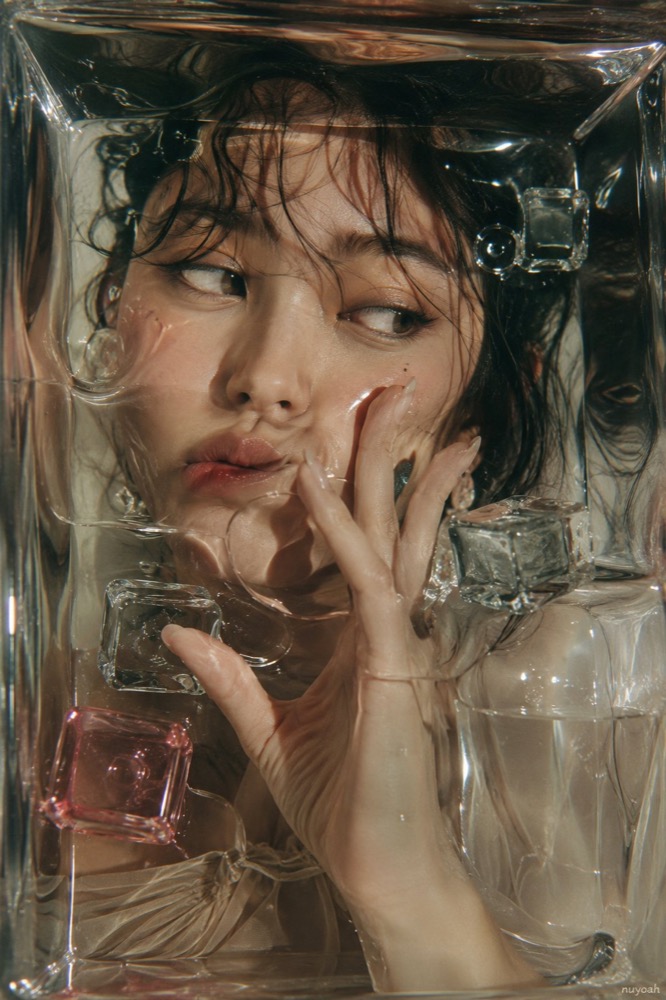 生成图：玻璃水箱贴脸特写美妆参考