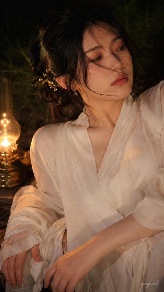 生成图：煤油灯夜色客片人像参考 01