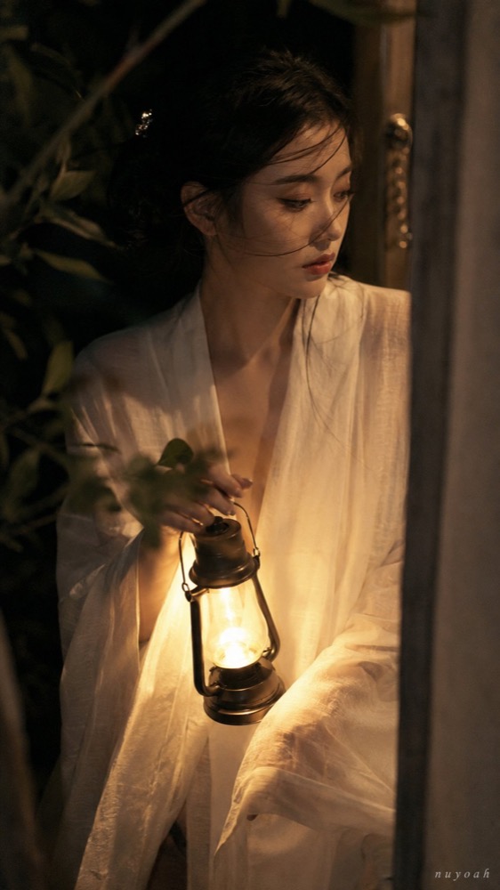 生成图：煤油灯夜色客片人像参考 02