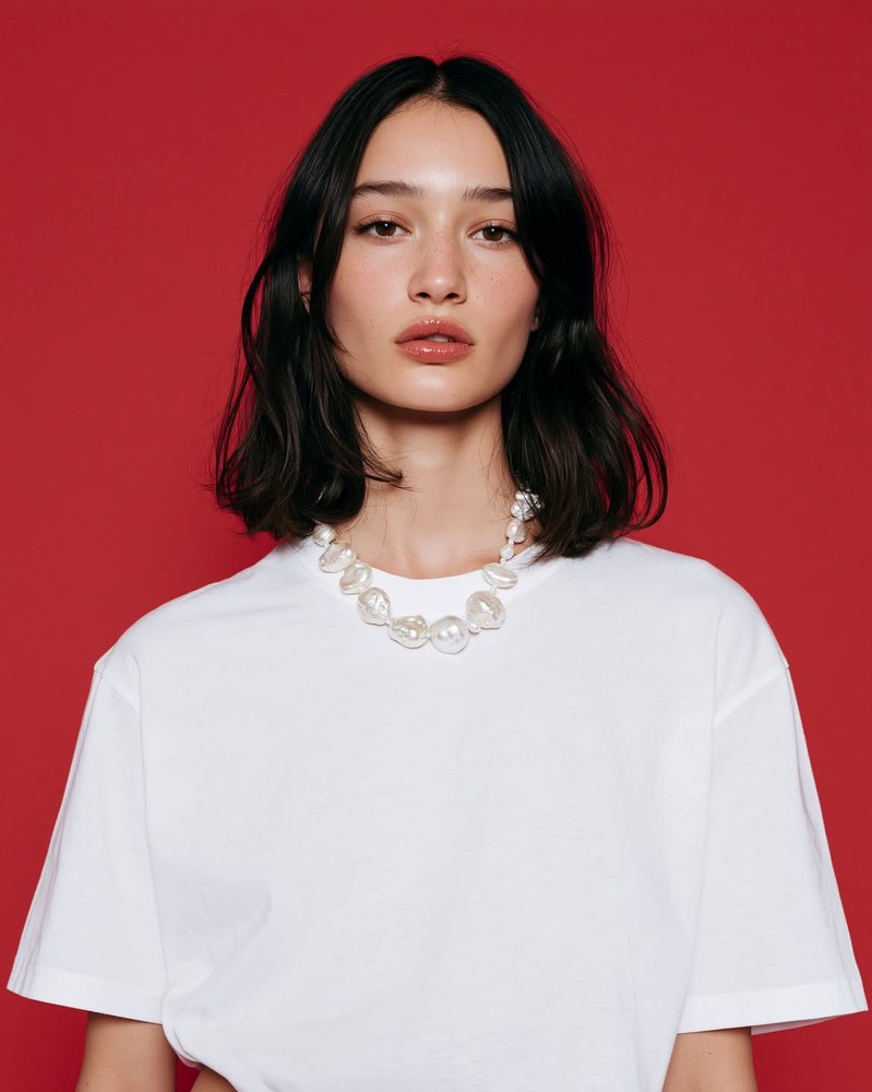 生成图：深红背景珍珠项链美妆人像提示词 03