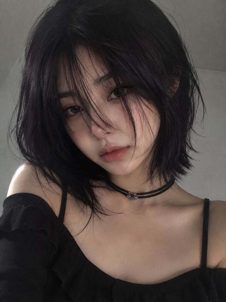 生成图：极简雏菊美妆人像提示词 01