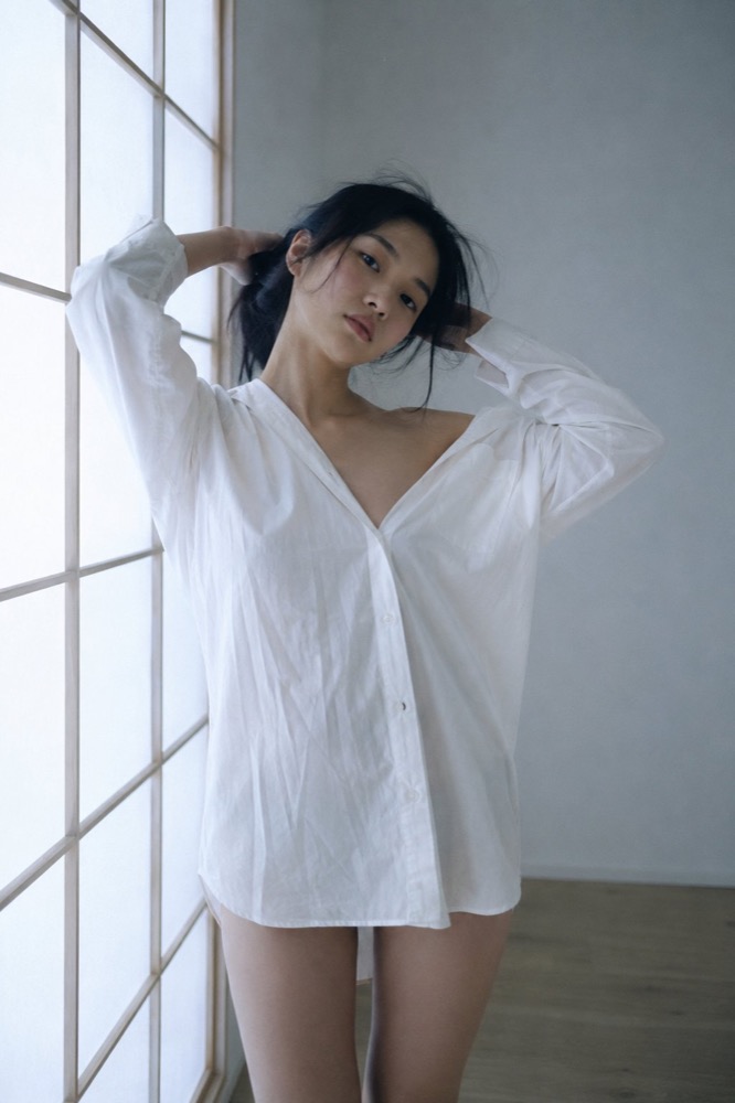 生成图：纸窗晨光白衬衫人像提示词 01