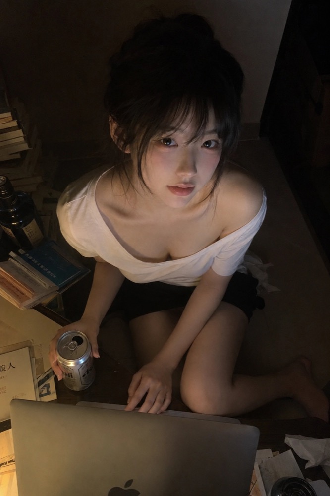 生成图：深夜电脑私密房间人像 JSON 提示词 01