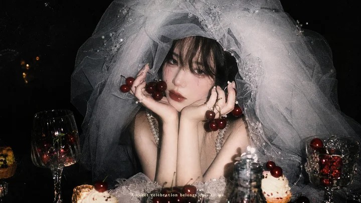 生成图：女生写真四组 ALT 提示词库 04
